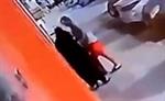 ڤیدیۆ: بهڕۆژی نیوهڕۆ گهنجێك دهستدرێژی دهكاته سهر ئافرهتێك له سعودیه