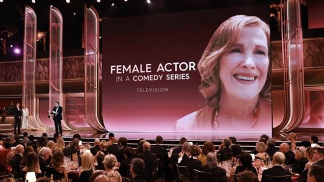 ‌کاترین ئۆهارا لە لوتکەی سەرکەوتندا ماڵئاوایی دەکات و سێت ڕۆگن هەموان دەگریێنێت