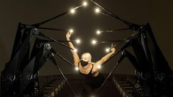 ‌سەمای ڕۆبۆتەکان لەسەر شانۆ؛ واین مەکگریگۆر سنوورەکانی نێوان مرۆڤ و ئامێر تێکدەشکێنێت